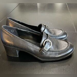 Predictions ladies black leather comfort pump loafer w buckle sz 8 shoes